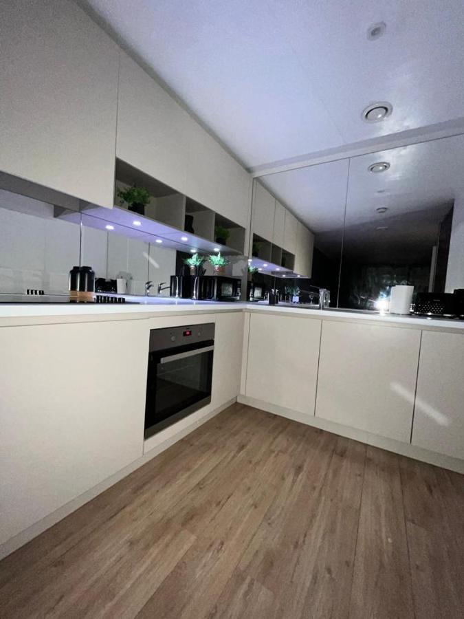Luxurious Dlr Apartment London Exterior photo